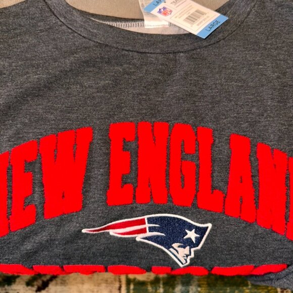 Team NFL New England Patriots Women's Sweatshirt Size Large - Picture 3 of 4